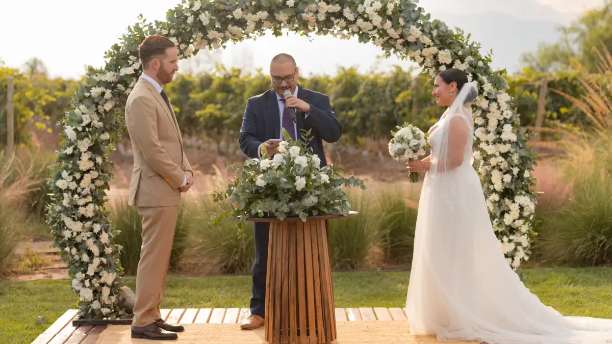 Celebrante profesional oficiando una boda simbólica laica en una hacienda peruana